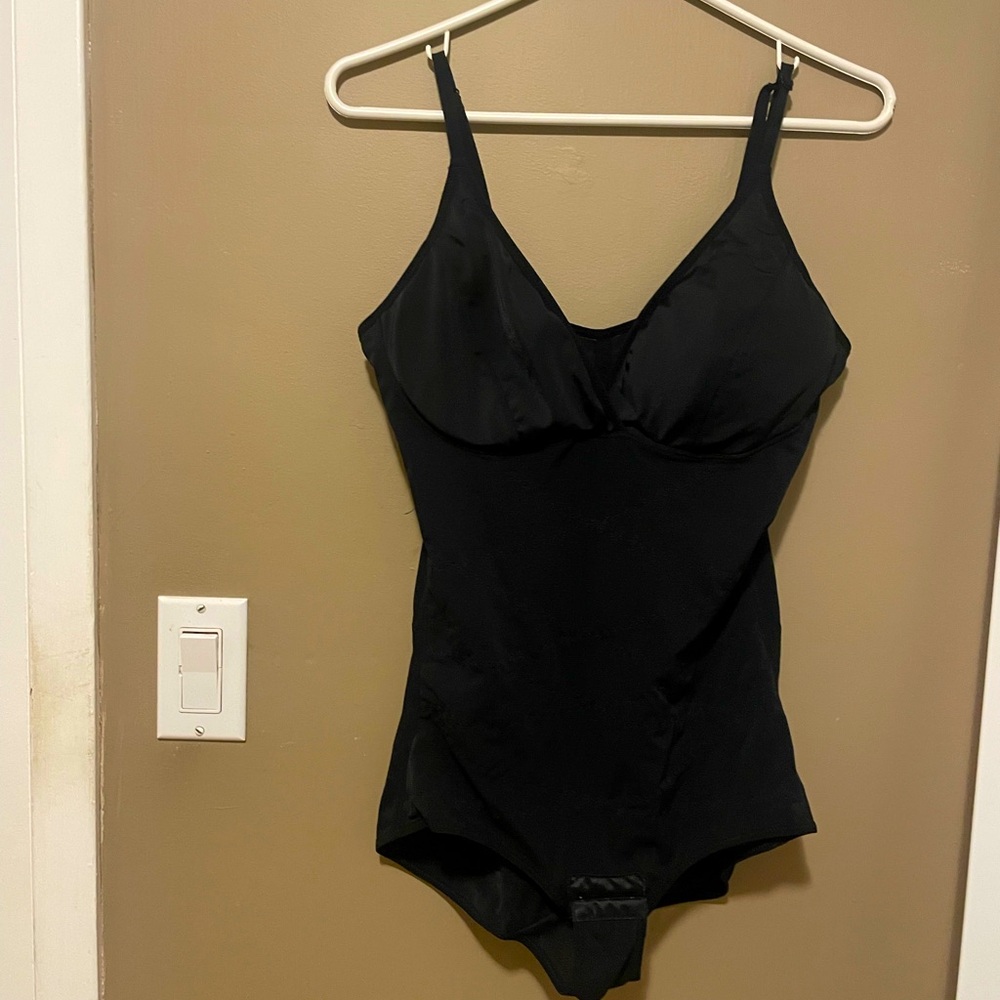 Black Women's Bodysuit shapewear nwot